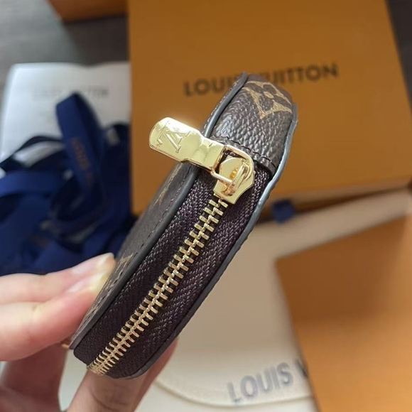 Louis Vuitton Monogram Round Coin Purse - Picture 5 of 8